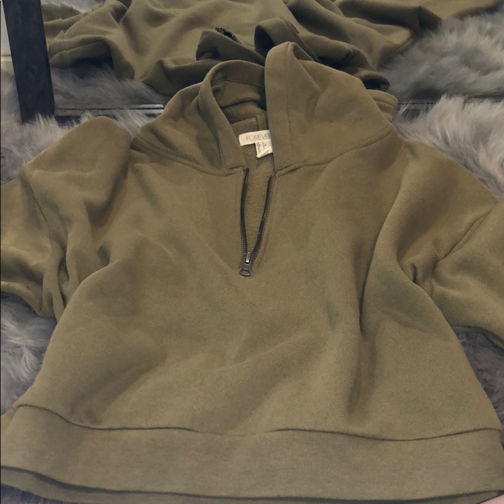 Cropped hooded sweater